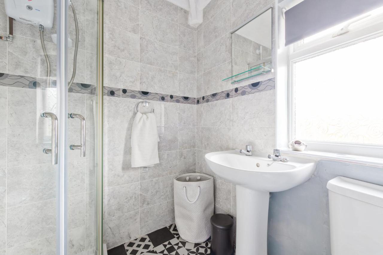 לידס Rookwood House - Spacious Home With Free Parking - Short Stay Leeds מראה חיצוני תמונה